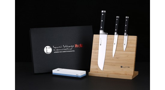 IZUMI ICHIAGO - 3-tlg. Santokumesser -Set "Professional Chef Knives" inkl..Bambus-Magnetmesserhalter und Wasserschleifstein