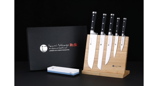 IZUMI ICHIAGO - 5-tlg. Santokumesser -Set "Professional Chef Knives" inkl..Bambus-Magnetmesserhalter und Wasserschleifstein